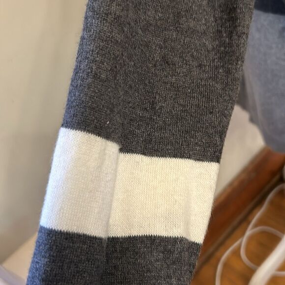 a.n.a dark light gray striped  V neckline tunic sweater Size L EUC - Picture 4 of 9